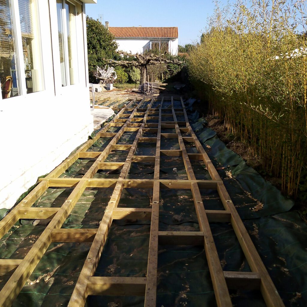 Menuiserie terrasses Oléron, solivage en bois pour terrasse