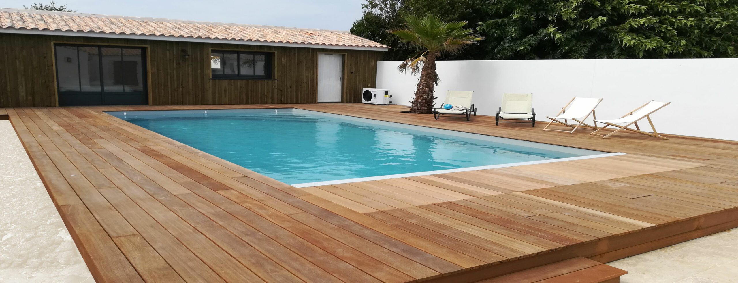 Menuiserie terrasses Oléron, terrasse en bois autour d'une piscine